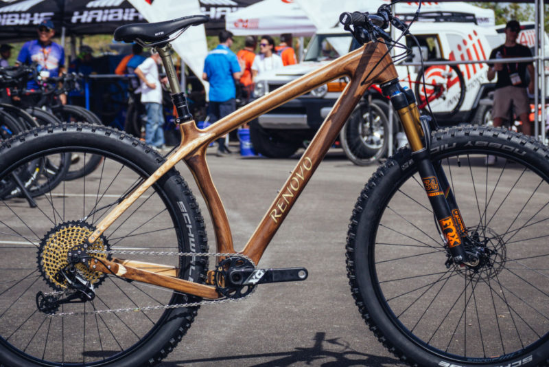 Zazwyczaj mówiąc o jakimś komponencie rowerowym, że jest "drewniany", nie mam na myśli najwyższych komplementów. Właściciel firmy Renovo najwyraźniej ma inne zdanie na ten temat. / Fot. VitalMTB