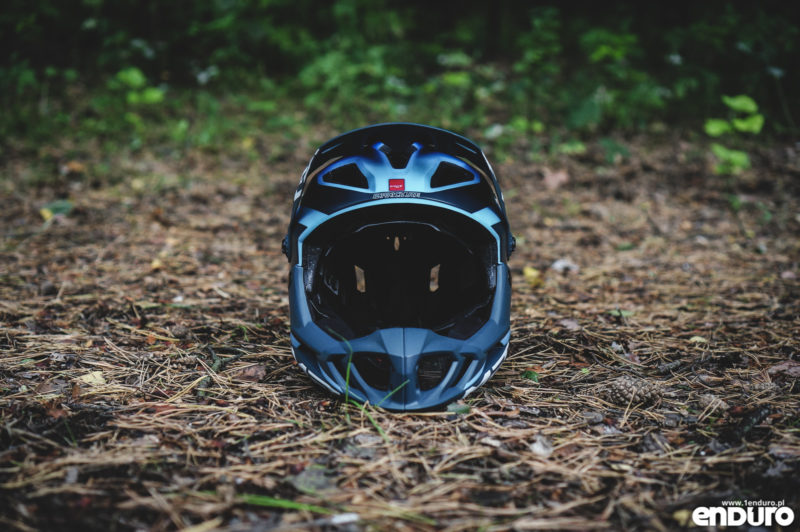 Kask enduro MET Parachute HES test