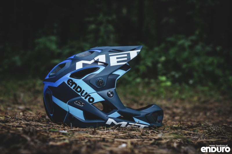 Kask enduro MET Parachute HES test