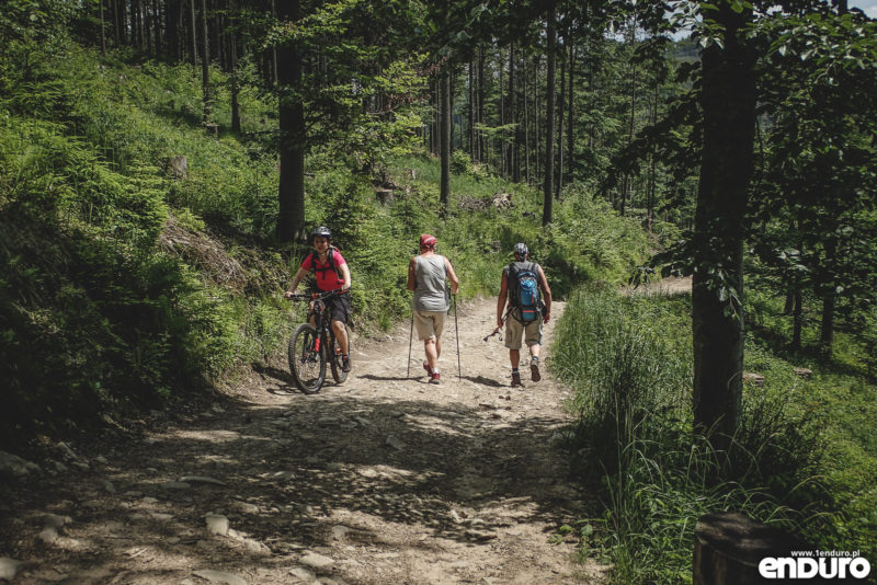 Kolarstwo górskie MTB enduro - zasady savoir vivre na szlaku