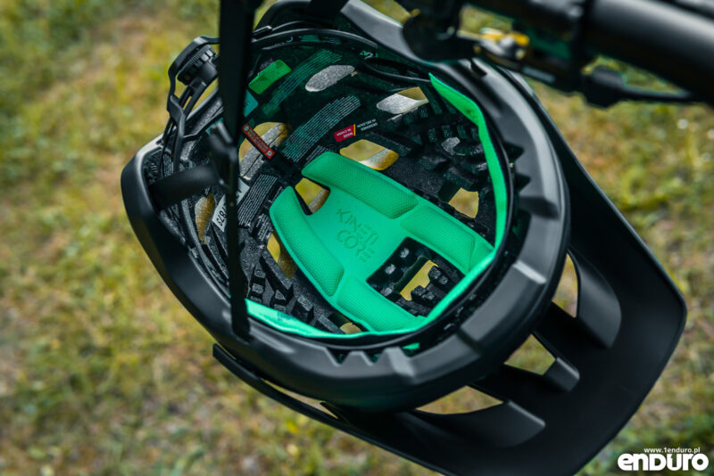 Lazer Jackal KinectiCore - test kasku