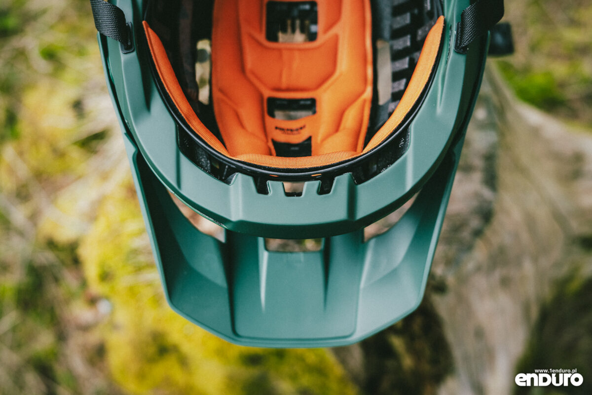 Kask Lazer Impala KinetiCore 2026 - test